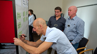 Teilnehmer arbeiten an einer Pinwand, Workshop beim IHK Ausbilderforum