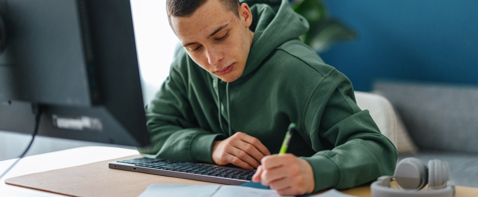 Ein Auszubildender lernt am PC zu Hause für seine Ausbildung
