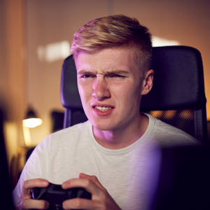 Jugendlicher mit angespanntem Gesichtsausdruck beim Gaming