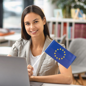 Auszubildende mit einem EU-Fähnchen als Symbol für einen Auslandsaufenthalt während der Ausbildung