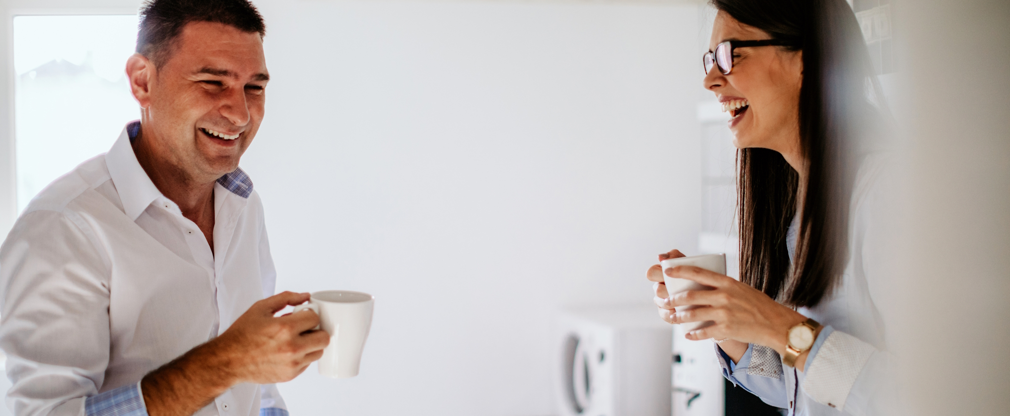 Vorgesetzter und Auszubildende trinken gemeinsam Kaffee - Beispielbild für die #coffeebosschallenge